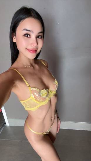 18yo Vietnamese girl Selling super beautiful sexy size 4 top service