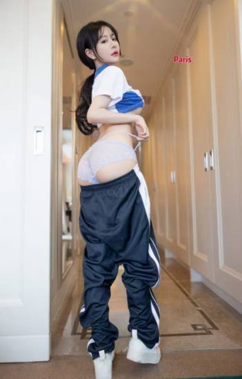 19yo Singapore student Paris  super beautiful excellent service